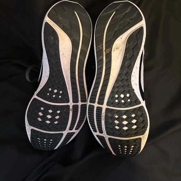 Sz 8 Women’s Nike Black and White Pegasus 40 Sneakers - Picture 4 of 5